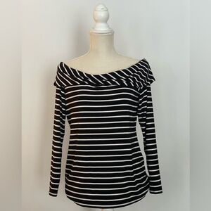 Excellent used condition WHBM off the shoulder striped shirt
Size Medium